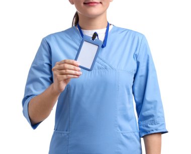 Beyaz arkaplanda boş rozeti olan bir tıp çalışanı, yakın plan.