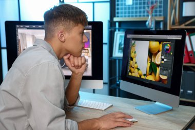 Ofisteki bilgisayarda profesyonel rötuş düzenleme fotoğrafı