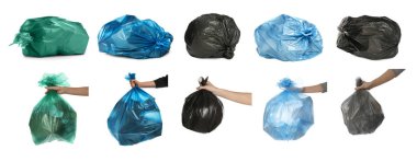 Plastik torbalardaki çöpler beyaza izole edilmiş.