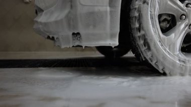 Oto yıkamada temizlik köpüğüyle kaplanmış, yakın plan.