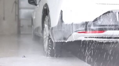 Araba yıkamada yüksek basınçlı su jeti ile oto yıkama, yakın çekim.
