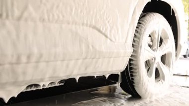 Oto yıkamada temizlik köpüğüyle kaplanmış, yakın plan.