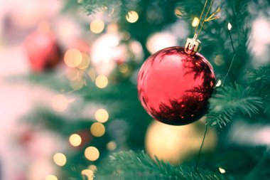 Noel topları köknar ağacında asılı, yakın plan. Bokeh ışıkları. Tebrik kartı tasarımı