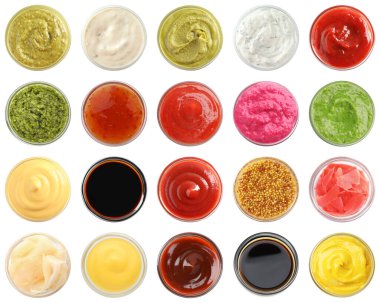 Farklı çeşniler beyaz kaplarda izole edilmiş. Üst görünüm