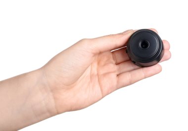 Beyaz arka planda gizli kamera olan kadın, yakın plan.