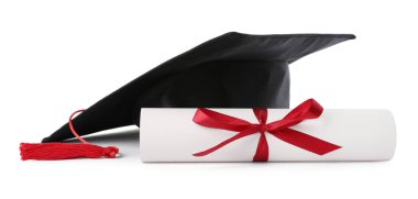 Mezuniyet kep ve üzerinde beyaz izole diploma
