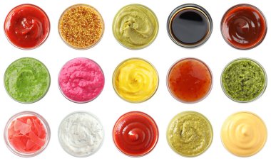 Farklı çeşniler beyaz kaplarda izole edilmiş. Üst görünüm