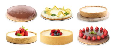 Beyazların üzerine izole edilmiş çeşitli leziz peynirli kekler.