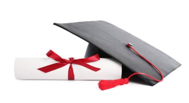 Mezuniyet kep ve üzerinde beyaz izole diploma