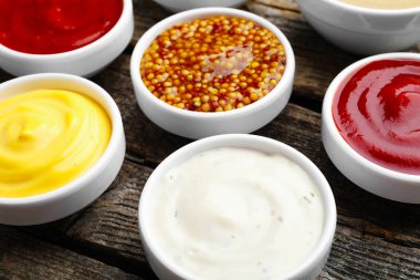 Tahta masada farklı soslar, yakın plan.