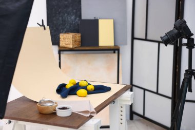 Stüdyoda kamerayla taze limon çekiyoruz. Profesyonel yemek fotoğrafçılığı.