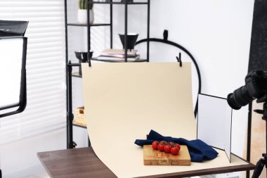 Stüdyoda kamerayla taze domates çekmek. Profesyonel yemek fotoğrafçılığı.