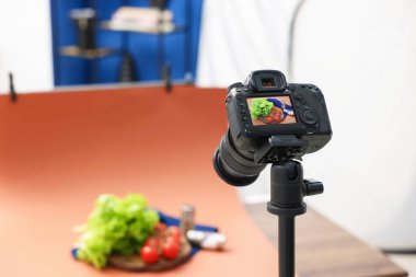 Stüdyoda kamera ile taze sebze ve baharat çekmek, seçici odaklanma. Profesyonel yemek fotoğrafçılığı.