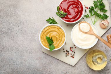 Farklı soslar, baharatlar ve bitkiler açık masa, düz yatak. Metin için boşluk