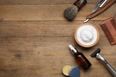 Ahşap arka planda farklı berber aletleri, düz yatış. Metin için boşluk