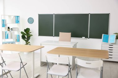 Sınıfta yeşil karatahta ve şık mobilyalar. Tasarım için model