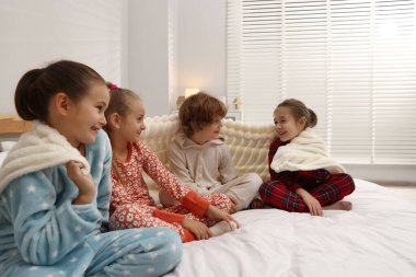 Evde pijamalı şirin çocuklar var.