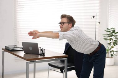 Genç İşadamı Ofiste Esneme Egzersizi Yapıyor