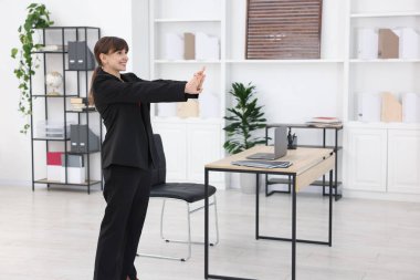 Genç işkadını Office egzersiz germe yapıyor