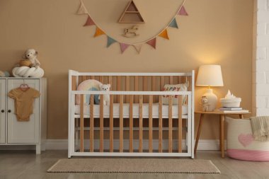 Bebek odası, beşik, masa, şifonyer ve dekor. İç tasarım