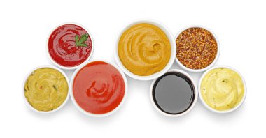 Farklı soslar, beyaz tabaklarda izole edilmiş, üst manzara.