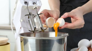 Mutfakta yumurta kıran kadın, yakın plan.