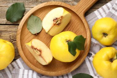 Ahşap masada, düz bir şekilde, tam ve olgun ayva kesimi.