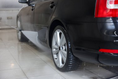 Araba yıkamada yüksek basınçlı su jeti ile oto yıkama, yakın çekim.