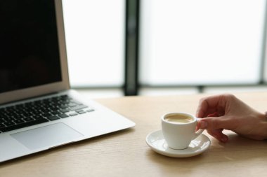 Ahşap masada kahve molası veren bir kadın, yakın plan. Metin için boşluk