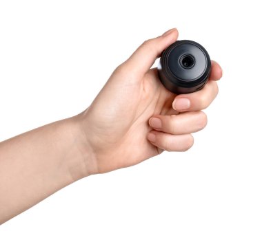 Beyaz arka planda gizli kamera olan kadın, yakın plan.