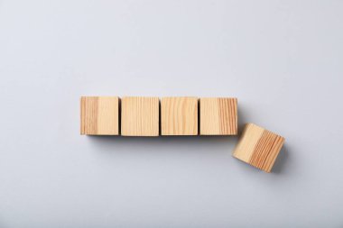 Hafif zemin üzerinde tahta küpler, üst görünüm