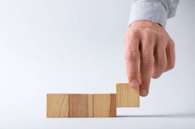 Hafif arka planda tahta küpleri olan adam, yakın plan. Metin için boşluk