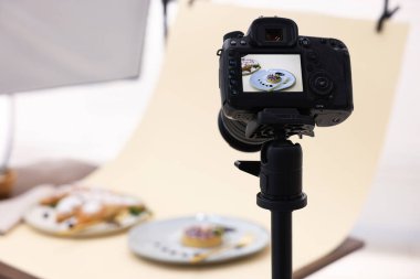 Stüdyoda kamera ile lezzetli hamur işleri çekmek, seçici odaklanma. Profesyonel yemek fotoğrafçılığı.