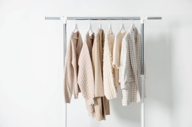 Arka planda askıda asılı farklı elbiseler