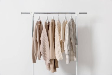 Arka planda askıda asılı farklı elbiseler