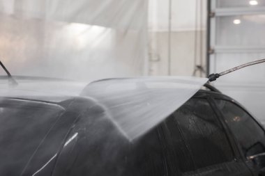 Araba yıkamada yüksek basınçlı su jeti ile oto yıkama, yakın çekim.