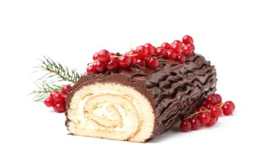 Lezzetli Noel kütüğü (geleneksel Noel pastası) kırmızı frenk üzümü ve köknar ağacı dalları beyaz üzerine izole edilmiş