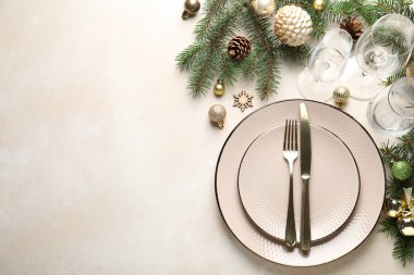 Bej arka planda Noel dekoru olan şölen masası, düz yatış. Metin için boşluk