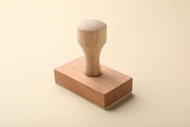 Bej arka planda bir tahta damga, yakın plan.