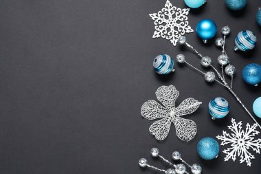 Siyah arka planda Noel dekoru olan düz bir kompozisyon. Metin için boşluk