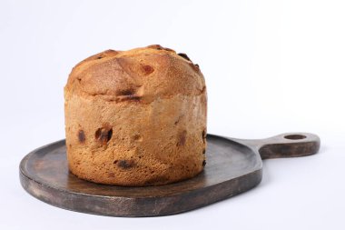 Noel yemeği. Lezzetli Panettone pastası beyaza izole edilmiş.