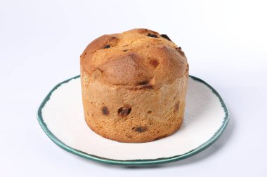 Noel yemeği. Beyaz arkaplanda leziz Panettone pastası, yakın plan.