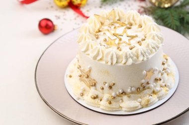 Beyaz masa üzerinde Noel süsü olan nefis bir pasta, yakın plan.