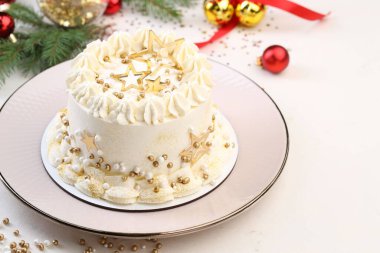 Beyaz masa üzerinde Noel süsü olan nefis bir pasta, yakın plan.