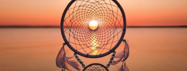 Gün batımında tüylü düş kapanı. Pankart tasarımı