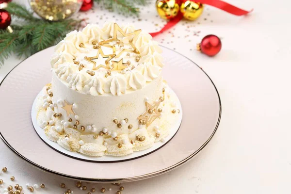Beyaz masa üzerinde Noel süsü olan nefis bir pasta, yakın plan.
