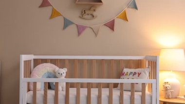 Bebek odası, beşik, masa, dekor ve şifonyer. Kamera yakınlaştırılıyor
