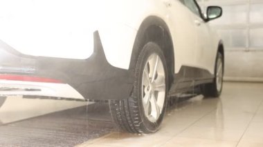 Araba yıkamada yüksek basınçlı su jeti ile oto yıkama, yakın çekim.