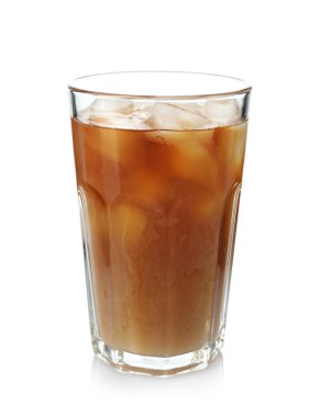 Buzlu lezzetli kahve ve beyaz bardakta süt.