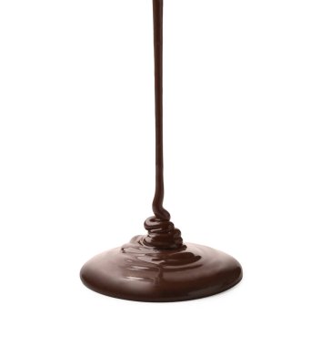 Beyaz arka planda erimiş çikolata dökülüyor.